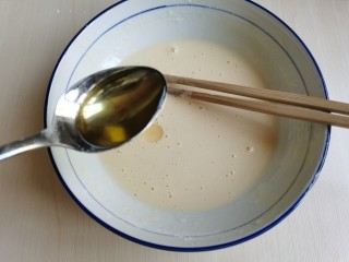 7、炸香椿鱼,再加入一勺食用油,搅拌均匀。