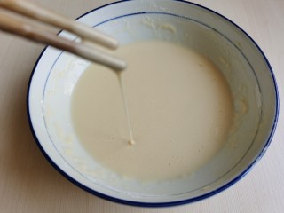 8、炸香椿鱼,如果想要炸好的香椿挂糊多一点,就少加点水,让面糊稠一点;想要挂糊少一点,就把面糊调的稍微稀一点,但是不可太稀,太稀就挂不住面糊了。