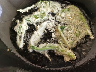 11、炸香椿鱼,油锅烧热,放入蘸满面糊的香椿炸制。