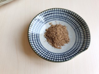 13、炸香椿鱼,准备少许花椒粉,撒到炸好的香椿上面。