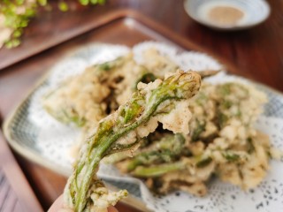 14、炸香椿鱼,鲜嫩酥脆。