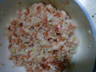 1、烂肉粉丝（蚂蚁上树 ）,肉馅加入适量盐、几滴生抽、料酒、姜末和少许香油一起腌制。