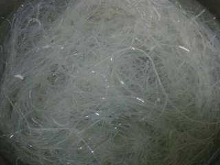 2、烂肉粉丝（蚂蚁上树 ）,粉丝放入温水中泡软，捞出沥干水分备用。