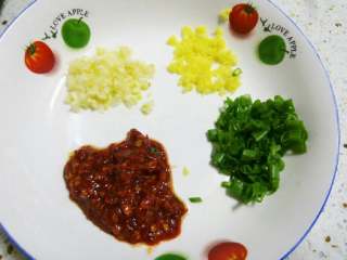 3、烂肉粉丝（蚂蚁上树 ）,姜蒜切末，葱切细，豆瓣酱剁细。