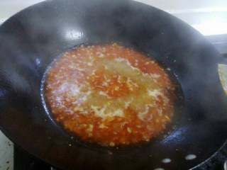 4、烂肉粉丝（蚂蚁上树 ）,加入生抽、白砂糖、水或高汤（水量要确保能没过粉丝）。