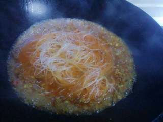 5、烂肉粉丝（蚂蚁上树 ）,水开后加入粉丝，盖上锅盖煮两分钟。