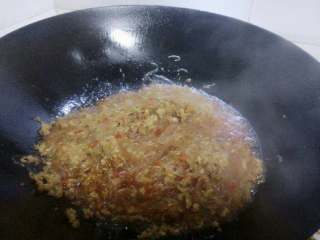 6、烂肉粉丝（蚂蚁上树 ）,等汤汁收干、调入适量盐味即可。