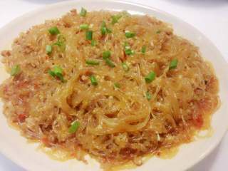 7、烂肉粉丝（蚂蚁上树 ）,出盘后洒上葱花～