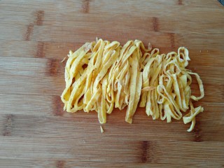 12、东北大拉皮,折叠一下 切丝备用。