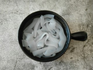 13、东北大拉皮,大拉皮倒入清水中 黏在一起的拉皮遇水就分开了。