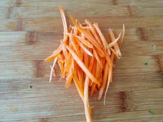 15、东北大拉皮,胡萝卜切丝。