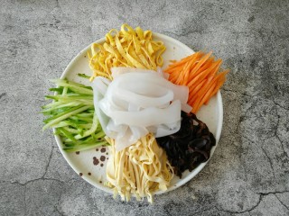 17、东北大拉皮,大拉皮沥出多余水份 码在盘中。