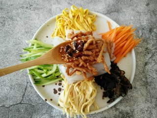 21、东北大拉皮,辣椒油、蒜泥、滴几滴香油。