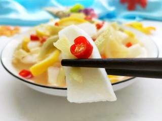 1、柠檬泡椒酸萝卜,美美图片来一张，酸爽开胃！