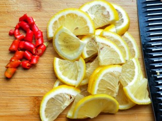 3、柠檬泡椒酸萝卜,柠檬切片，小米椒切圈，生姜切丝（生姜忘记拍了）