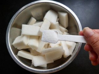 4、柠檬泡椒酸萝卜,萝卜放盐，腌20分钟，倒出腌出来的水分。