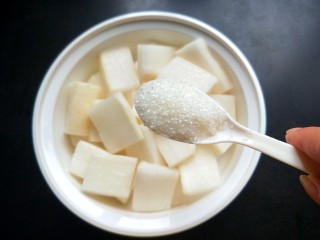 5、柠檬泡椒酸萝卜,放两勺白糖。