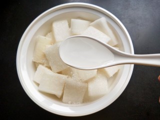 6、柠檬泡椒酸萝卜,三勺白醋。