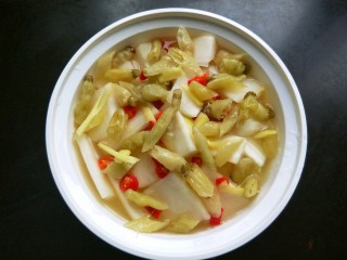 7、柠檬泡椒酸萝卜,放生姜，小米椒，泡椒，并倒入泡椒水。
