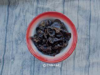 1、凉拌木耳,干木耳提前泡发，一般两小时，泡发泡涨即可，泡太久反而容易产生毒素。