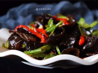 9、凉拌木耳,这道木耳口感爽脆、酸辣味很是开胃呢～