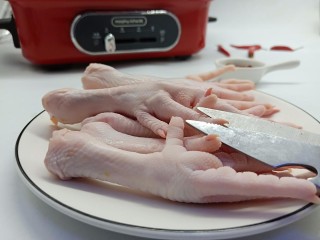 2、麻辣卤鸡爪,鸡爪洗净后剪掉指甲。