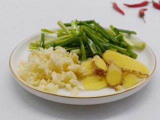 4、麻辣卤鸡爪,生姜、蒜、葱切好备用。