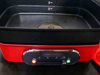 9、麻辣卤鸡爪,锅中加入适量的油