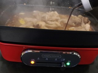 12、麻辣卤鸡爪,加生抽2勺（喜欢颜色深的可以再加点老抽）由于生抽跟辣椒酱有盐份，重口味的可以选择再加点盐。