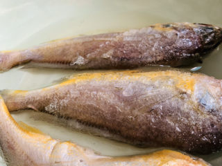 1、酱焖黄花鱼,黄花鱼解冻,清洗干净,特别内脏要清洗干净;