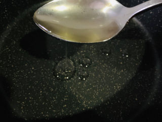 2、酱焖黄花鱼,锅里加食用油;