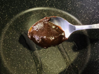 3、酱焖黄花鱼,加1勺甜面酱;