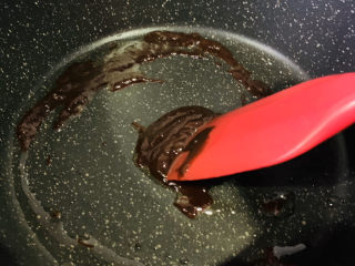 5、酱焖黄花鱼,炒香酱料;