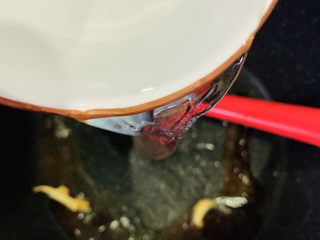 7、酱焖黄花鱼,加清水;