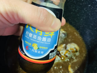 11、酱焖黄花鱼,加酱油;