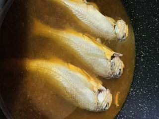 9、酱焖黄花鱼,水基本覆盖住鱼;