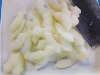 2、虾皮冬瓜汤,冬瓜去皮去籽。