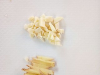 3、虾皮冬瓜汤,姜切丝，蒜切小丁备用。