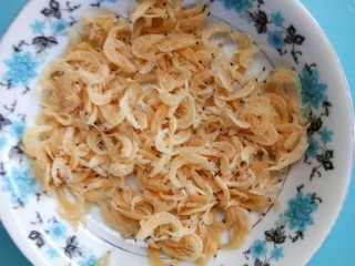 5、虾皮冬瓜汤,捞出沥干水份。