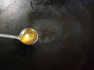 6、虾皮冬瓜汤,热锅下油。