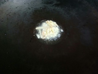 7、虾皮冬瓜汤,放入姜、蒜爆香。