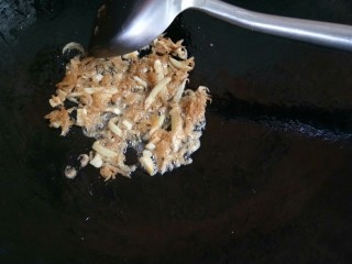 8、虾皮冬瓜汤,小火放入虾皮炒至金黄。