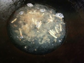 9、虾皮冬瓜汤,倒入一大碗清水，开大火。