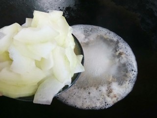 10、虾皮冬瓜汤,水烧开后加入冬瓜