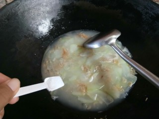 11、虾皮冬瓜汤,再次煮沸，冬瓜变透明，最后加少许盐调味即可。