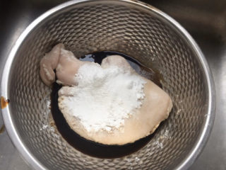 1、胡椒猪肚鸡,猪肚里放醋、食用盐、面粉。