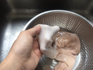 3、胡椒猪肚鸡,洗出来的猪肚雪白，而且没有腥味。