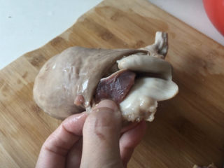 4、胡椒猪肚鸡,鸡剁成大块，塞进猪肚子里。