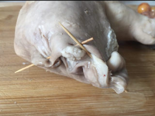 6、胡椒猪肚鸡,开口处用牙签固定一下