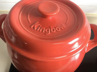 7、胡椒猪肚鸡,盖上盖子把火力调到最小慢炖。